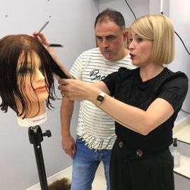 Mostrando técnica de corte de cabello 